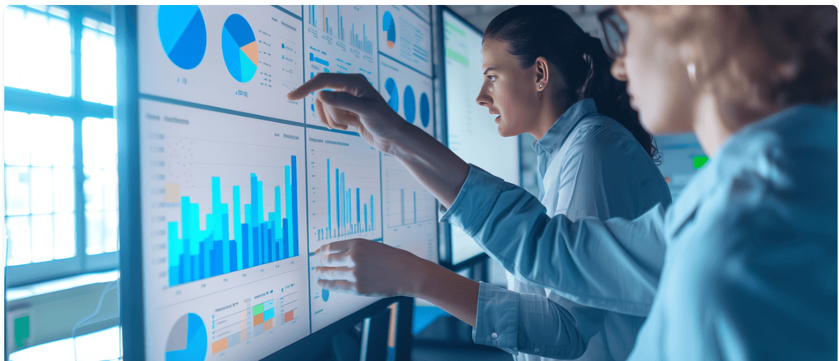 Equipe analisando dados em painéis